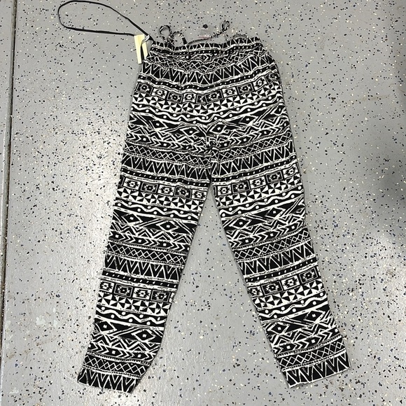 NWT Fifty Street Aztec Print Black and White Pants with Straps Large - Picture 7 of 7